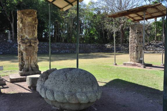 Diversas estelas e esculturas em grande praça nas ruínas mayas de Copán, em Honduras
